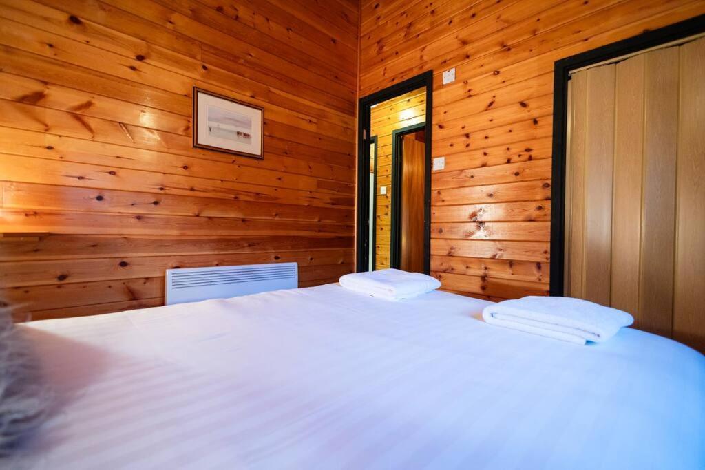 Cozy Norwegian Style Log Cabin In Rural Snowdonia - 2 Bedrooms & Parking By Seren Short Stays Ffestiniog Buitenkant foto